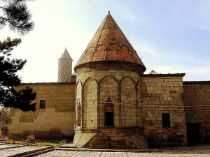 Kümbetlerde bahar esintileri